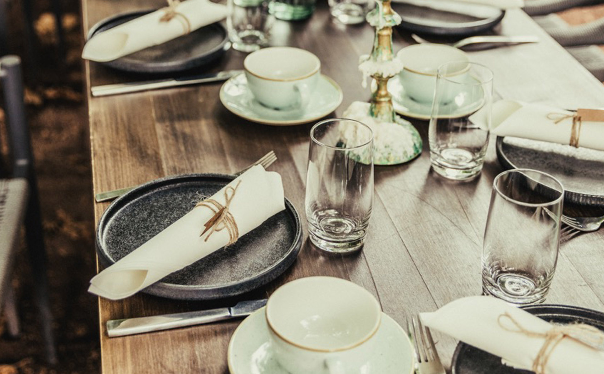 Gedeckter Tisch für Veranstaltungen im Restaurant Herr Knillmann Düsseldorf – Detailaufnahme mit Servietten & Geschirr